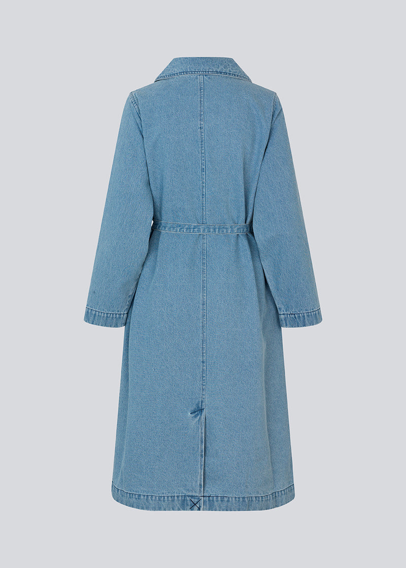 Oversized dobbeltradet trench coat i denim. MadelineMD denim jacket lav skuldersøm, lange brede ærmer og et bindebånd i taljen. 