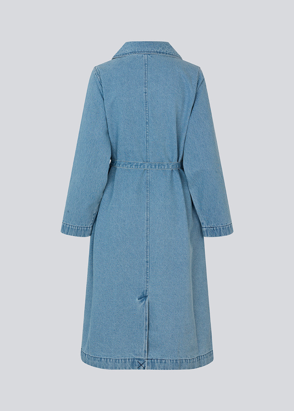 Oversized dobbeltradet trench coat i denim. MadelineMD denim jacket lav skuldersøm, lange brede ærmer og et bindebånd i taljen. 