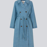 Oversized dobbeltradet trench coat i denim. MadelineMD denim jacket lav skuldersøm, lange brede ærmer og et bindebånd i taljen. 