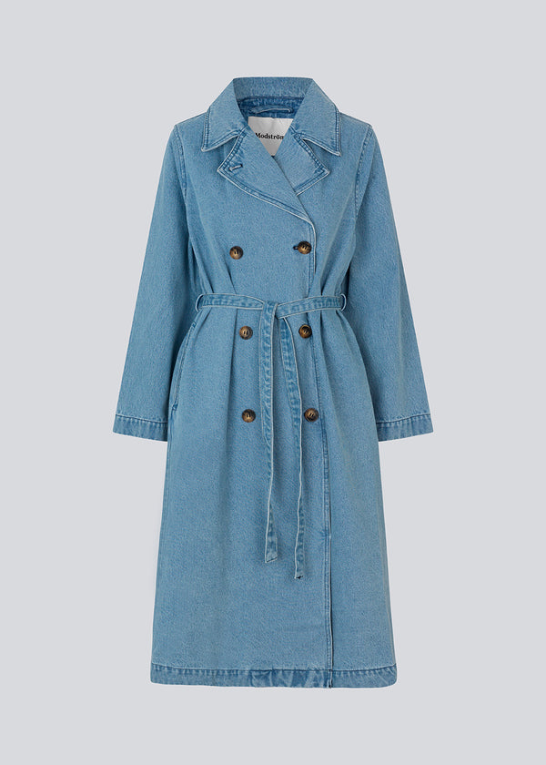 Oversized dobbeltradet trench coat i denim. MadelineMD denim jacket lav skuldersøm, lange brede ærmer og et bindebånd i taljen. 