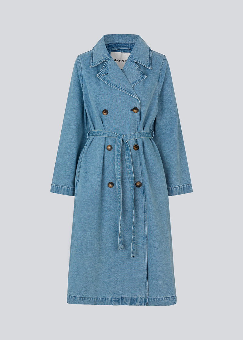 Oversized dobbeltradet trench coat i denim. MadelineMD denim jacket lav skuldersøm, lange brede ærmer og et bindebånd i taljen. 