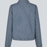 Løs jakke i bomuldsdenim. MagdalenaMD jacket har en knappelukning, tre lommer fortil og lange brede ærmer.