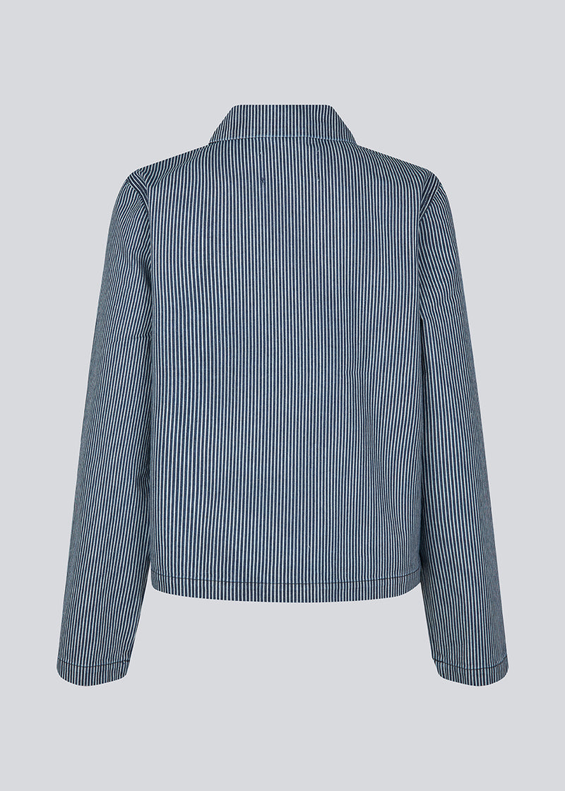 Løs jakke i bomuldsdenim. MagdalenaMD jacket har en knappelukning, tre lommer fortil og lange brede ærmer.