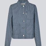Løs jakke i bomuldsdenim. MagdalenaMD jacket har en knappelukning, tre lommer fortil og lange brede ærmer.
