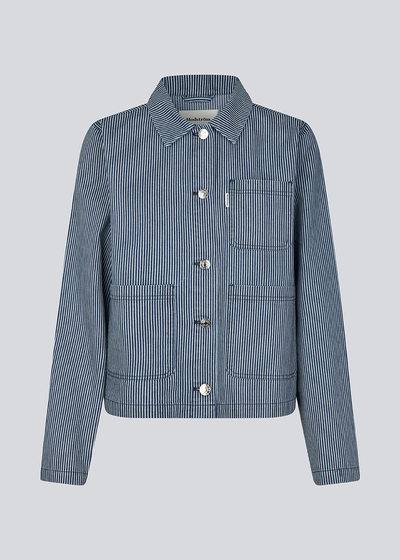 Løs jakke i bomuldsdenim. MagdalenaMD jacket har en knappelukning, tre lommer fortil og lange brede ærmer.