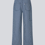Løse bukser i bomuldsdenim med et abejds inspireret look. MagdalenaMD pants har en høj talje, sidelommer og brede ben.