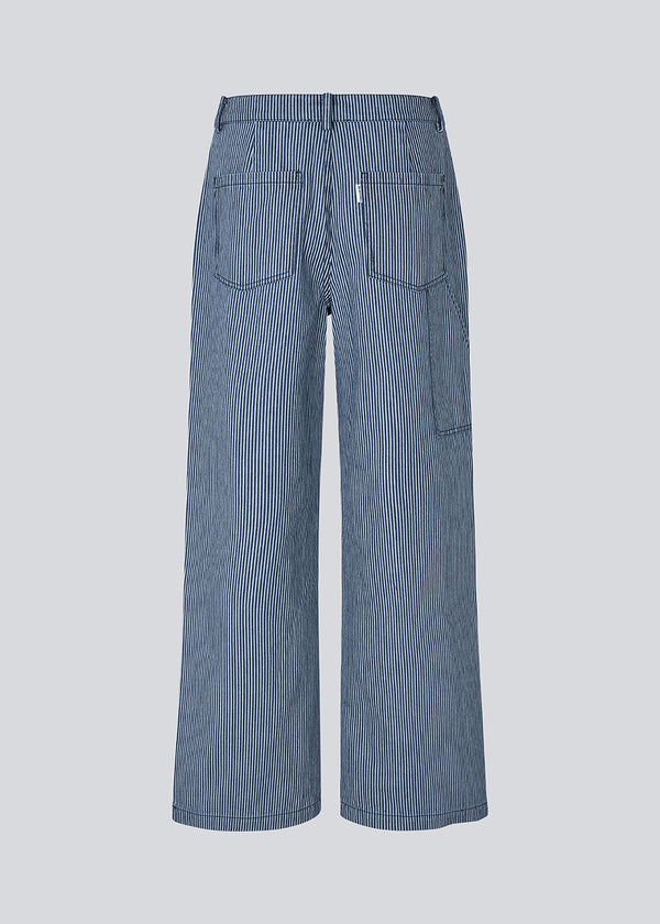 Løse bukser i bomuldsdenim med et abejds inspireret look. MagdalenaMD pants har en høj talje, sidelommer og brede ben.