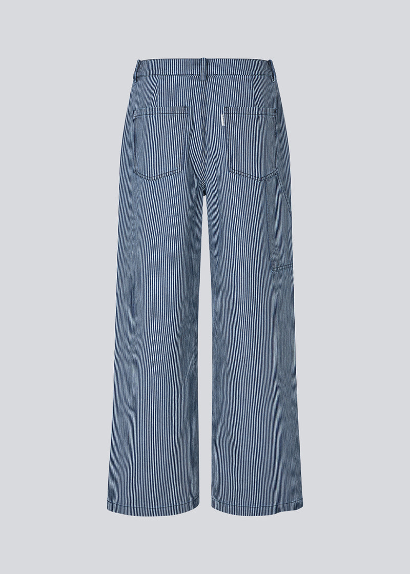 Løse bukser i bomuldsdenim med et abejds inspireret look. MagdalenaMD pants har en høj talje, sidelommer og brede ben.