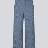 Løse bukser i bomuldsdenim med et abejds inspireret look. MagdalenaMD pants har en høj talje, sidelommer og brede ben.