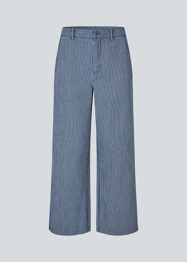 Løse bukser i bomuldsdenim med et abejds inspireret look. MagdalenaMD pants har en høj talje, sidelommer og brede ben.
