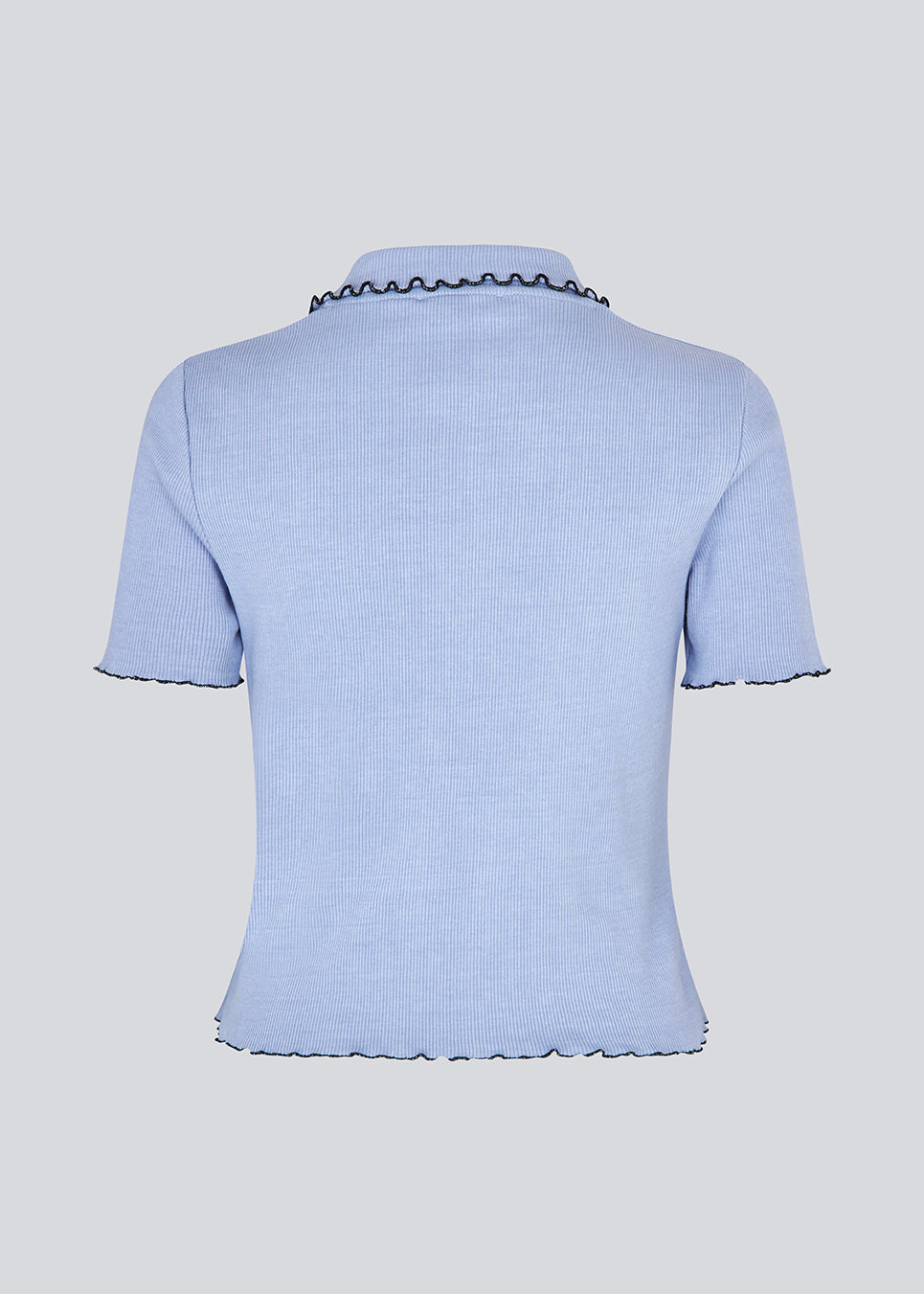 Figursyet polo i jersey. MagdaloneMD polo har korte ærmer og overlockede kanter. 