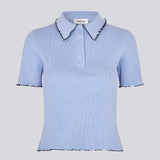 Figursyet polo i jersey. MagdaloneMD polo har korte ærmer og overlockede kanter.