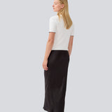 Figursyet polo t-shirt i hvid med sorte kanter i jersey. MagdaloneMD polo har korte ærmer og overlockede kanter. Modellen er 177 cm og har en str. S/36 på.