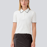 Figursyet polo t-shirt i hvid med sorte kanter i jersey. MagdaloneMD polo har korte ærmer og overlockede kanter. Modellen er 177 cm og har en str. S/36 på.