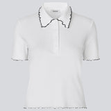 Figursyet polo t-shirt i hvid med sorte kanter i jersey. MagdaloneMD polo har korte ærmer og overlockede kanter. Modellen er 177 cm og har en str. S/36 på.
