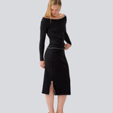 Knælang nederdel i jersey. MagdaloneMD skirt har slidser i siderne og overlockede kanter med elastik i taljen. Modellen er 177 cm og har en str S/36 på.