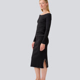 Knælang nederdel i jersey. MagdaloneMD skirt har slidser i siderne og overlockede kanter med elastik i taljen. Modellen er 177 cm og har en str S/36 på.