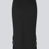 Knælang nederdel i jersey. MagdaloneMD skirt har slidser i siderne og overlockede kanter med elastik i taljen. Modellen er 177 cm og har en str S/36 på.