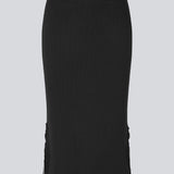 Knælang nederdel i jersey. MagdaloneMD skirt har slidser i siderne og overlockede kanter med elastik i taljen. Modellen er 177 cm og har en str S/36 på.
