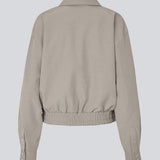 Kort jakke med elastik i bunden. MaggieMD jacket har en krave, lynlåslukning og sidelommer. 