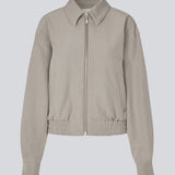 Kort jakke med elastik i bunden. MaggieMD jacket har en krave, lynlåslukning og sidelommer. 