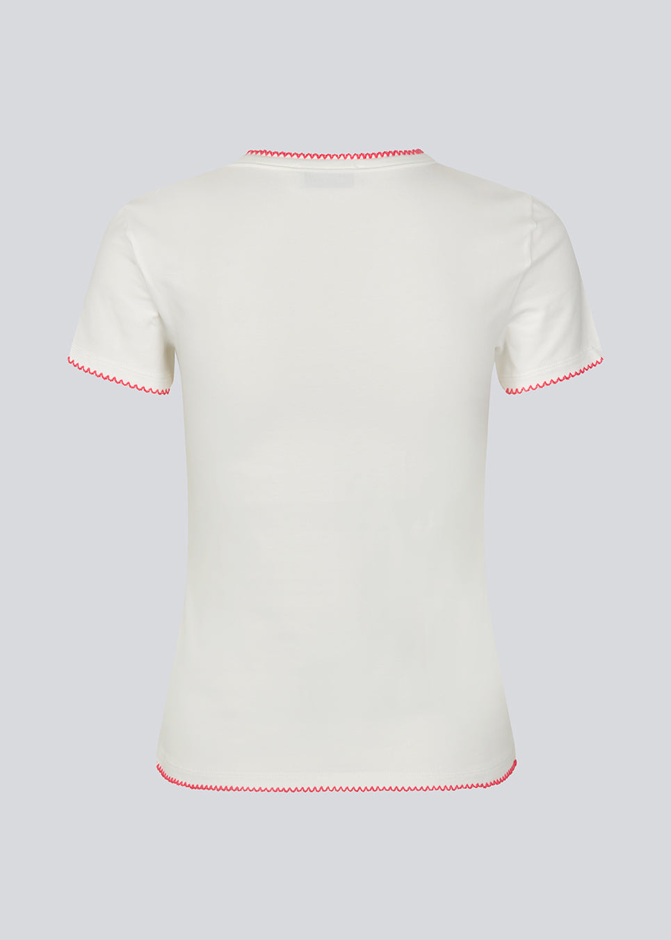 Tætsiddende t-shirt med korte ærmer i bomuld. MaisyMD t-shirt har en rund hals og bølgede kanter i kontrast farve. 