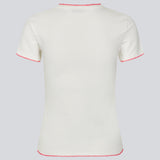 Tætsiddende t-shirt med korte ærmer i bomuld. MaisyMD t-shirt har en rund hals og bølgede kanter i kontrast farve. 