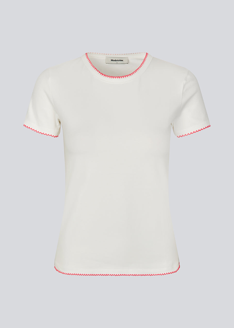 Tætsiddende t-shirt med korte ærmer i bomuld. MaisyMD t-shirt har en rund hals og bølgede kanter i kontrast farve. 