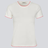 Tætsiddende t-shirt med korte ærmer i bomuld. MaisyMD t-shirt har en rund hals og bølgede kanter i kontrast farve. 