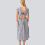 Lang kjole med korte ærmer og binde detalje. MalleMD long dress er figursyet og har et løst skørt samt en usynlig lynlås i siden.