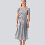 Lang kjole med korte ærmer og binde detalje. MalleMD long dress er figursyet og har et løst skørt samt en usynlig lynlås i siden.