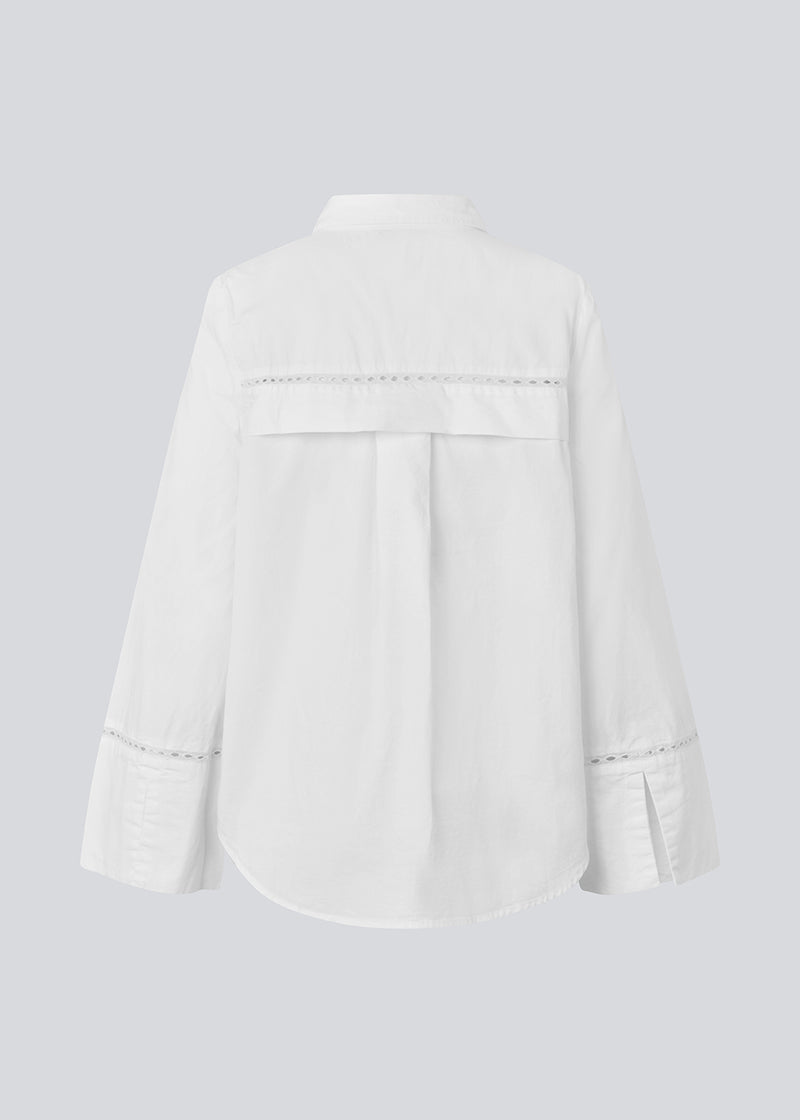 Oversize skjorte med broderie anglaise detaljer. MallenMD shirt har lange brede ærmer med slids, skjorte krave og knappelukning fortil.