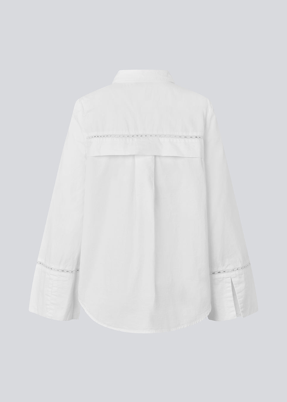 Oversize skjorte med broderie anglaise detaljer. MallenMD shirt har lange brede ærmer med slids, skjorte krave og knappelukning fortil.