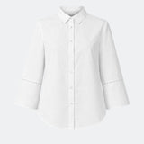 Oversize hvid skjorte med broderie anglaise detaljer. MallenMD shirt har brede ærmer med slids, skjorte krave og knappelukning fortil. 
