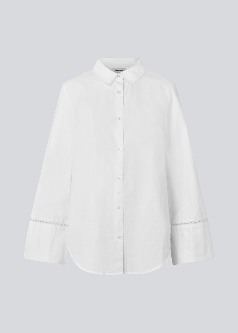 Oversize skjorte med broderie anglaise detaljer. MallenMD shirt har lange brede ærmer med slids, skjorte krave og knappelukning fortil.