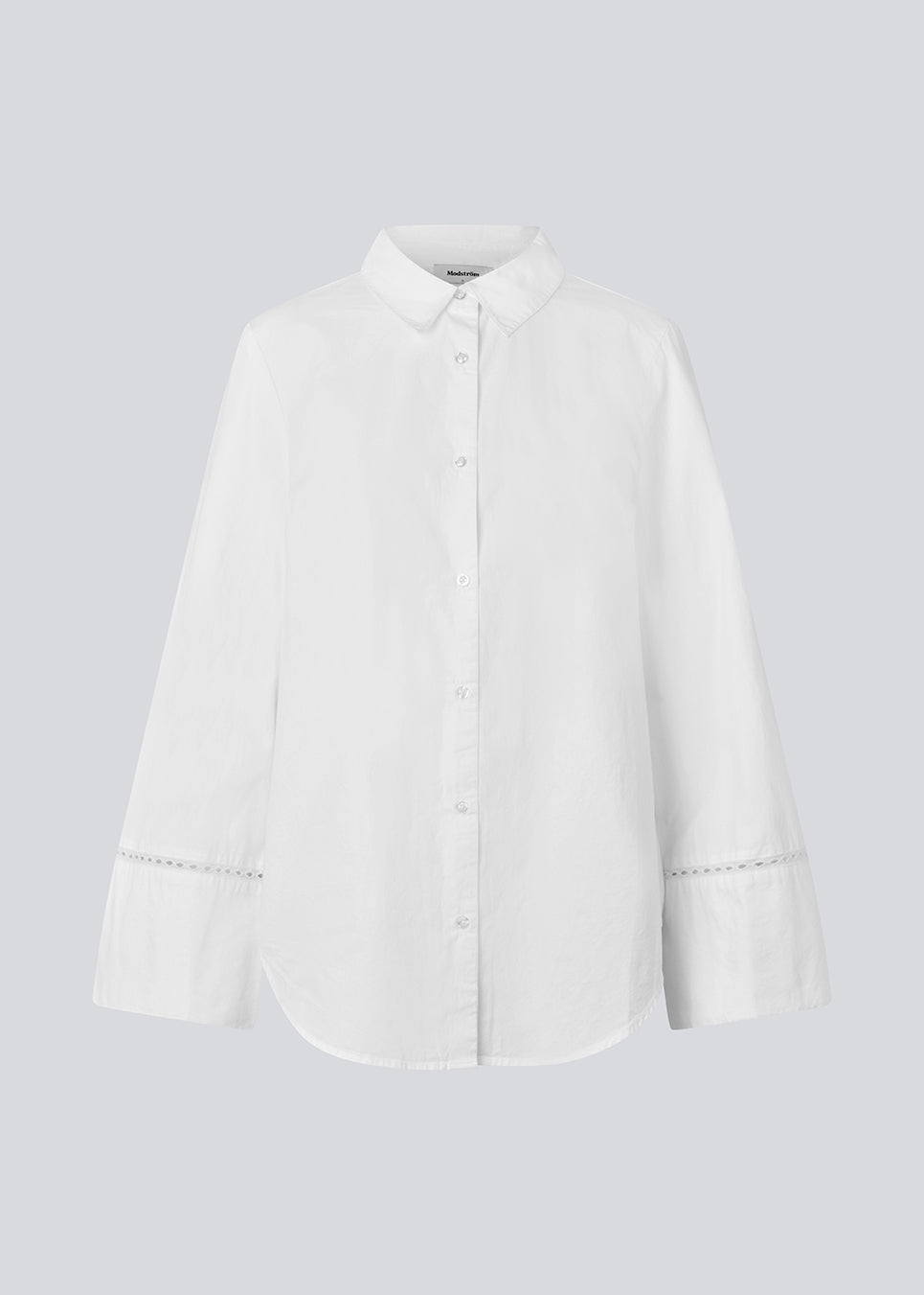 Oversize skjorte med broderie anglaise detaljer. MallenMD shirt har lange brede ærmer med slids, skjorte krave og knappelukning fortil.