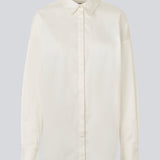 Klassisk skjorte i hvid med en oversize pasform. MallinMD shirt har en klassisk skjortekrave og en skjult knappelukning.&nbsp;
