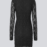 Kort figursyet kjole i elastisk blondemateriale. MalmunMD dress har en asymmetrisk halsudskæring med en åbning med knappelukning.