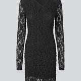 Kort figursyet kjole i elastisk blondemateriale. MalmunMD dress har en asymmetrisk halsudskæring med en åbning med knappelukning.