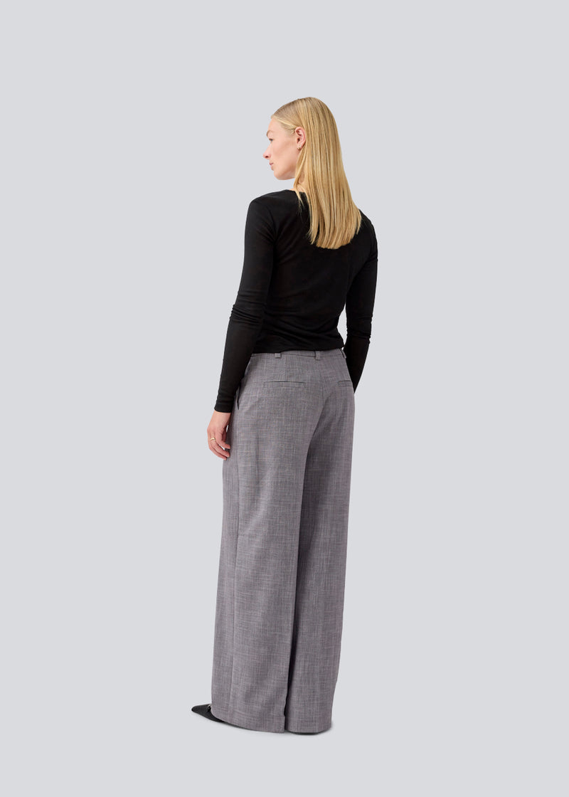 Habit bukser med en asymetrisk detalje. MalouMD pants har sidelommer, brede ben og en høj talje.