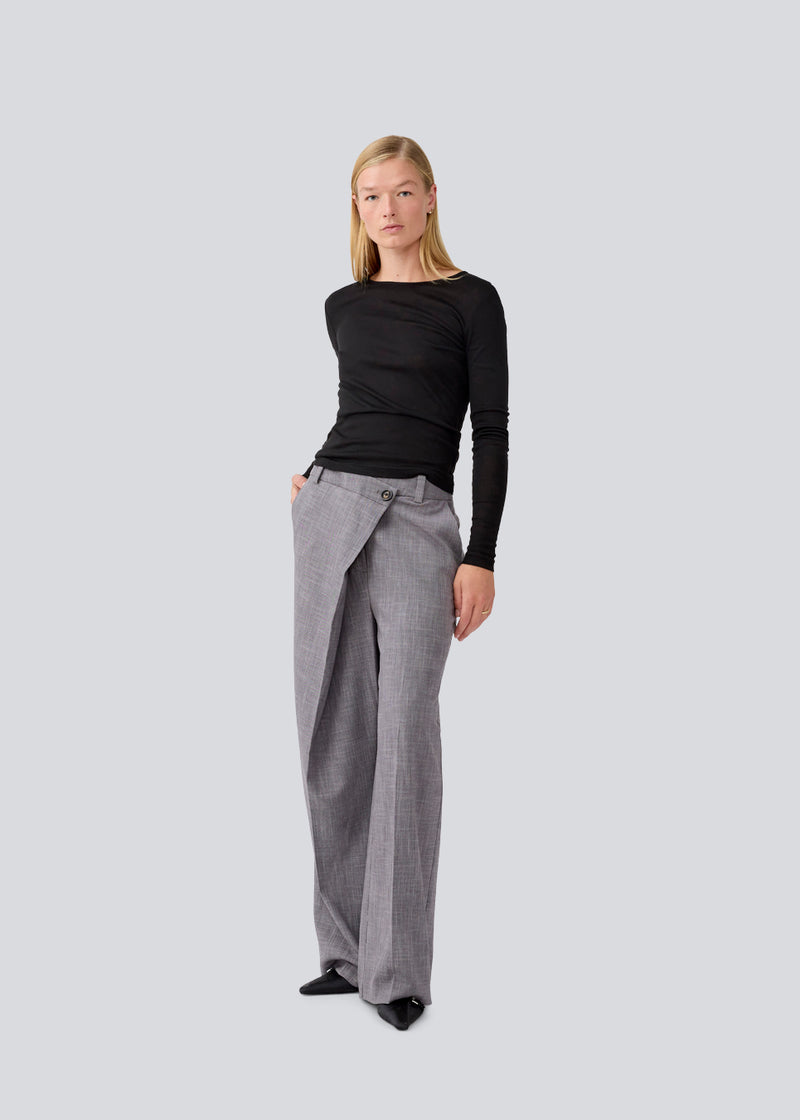 Habit bukser med en asymetrisk detalje. MalouMD pants har sidelommer, brede ben og en høj talje.