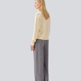 Blød strikket polo i beige. MalvaMD polo har en krave med stolpe lukning. Strikken er lille i størrelsen, og kort. Modellen er 177 cm og har en str S/36 på.