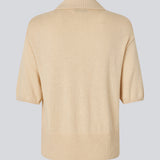 Blød strikket polo i beige i 100% bomuld. MalvaMD SS polo har en krave med stolpelukning og korte ærmer.