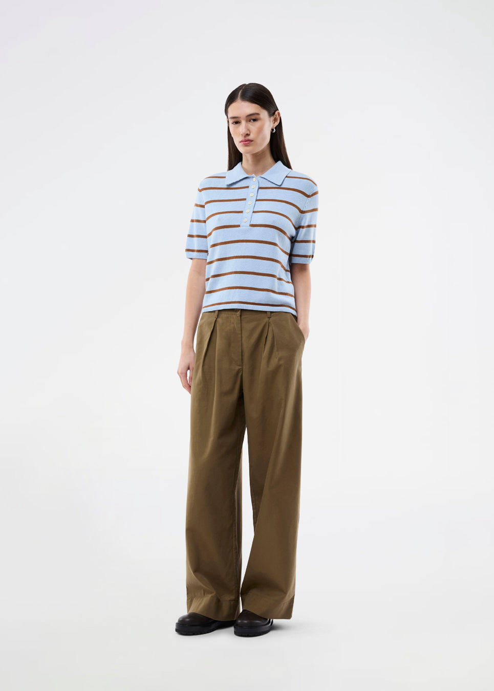 Blød strikket polo i 100% bomuld. MalvaMD SS Polo er lavet i en blød, åndbar bomuldskvalitet med kort ærme og klassisk krave med stolpelukning. Et tidløst og let stylingvenligt design, perfekt til både hverdag og weekend.
