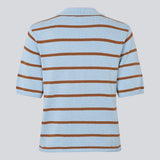 Blød strikket polo i 100% bomuld. MalvaMD SS Polo er lavet i en blød, åndbar bomuldskvalitet med kort ærme og klassisk krave med stolpelukning. Et tidløst og let stylingvenligt design, perfekt til både hverdag og weekend.