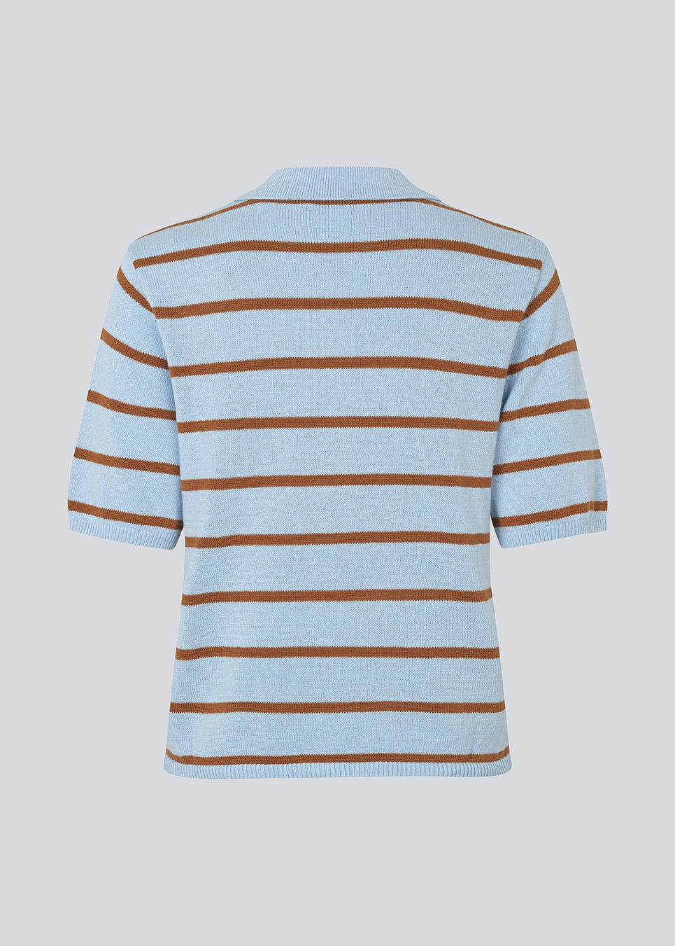 Blød strikket polo i 100% bomuld. MalvaMD SS Polo er lavet i en blød, åndbar bomuldskvalitet med kort ærme og klassisk krave med stolpelukning. Et tidløst og let stylingvenligt design, perfekt til både hverdag og weekend.