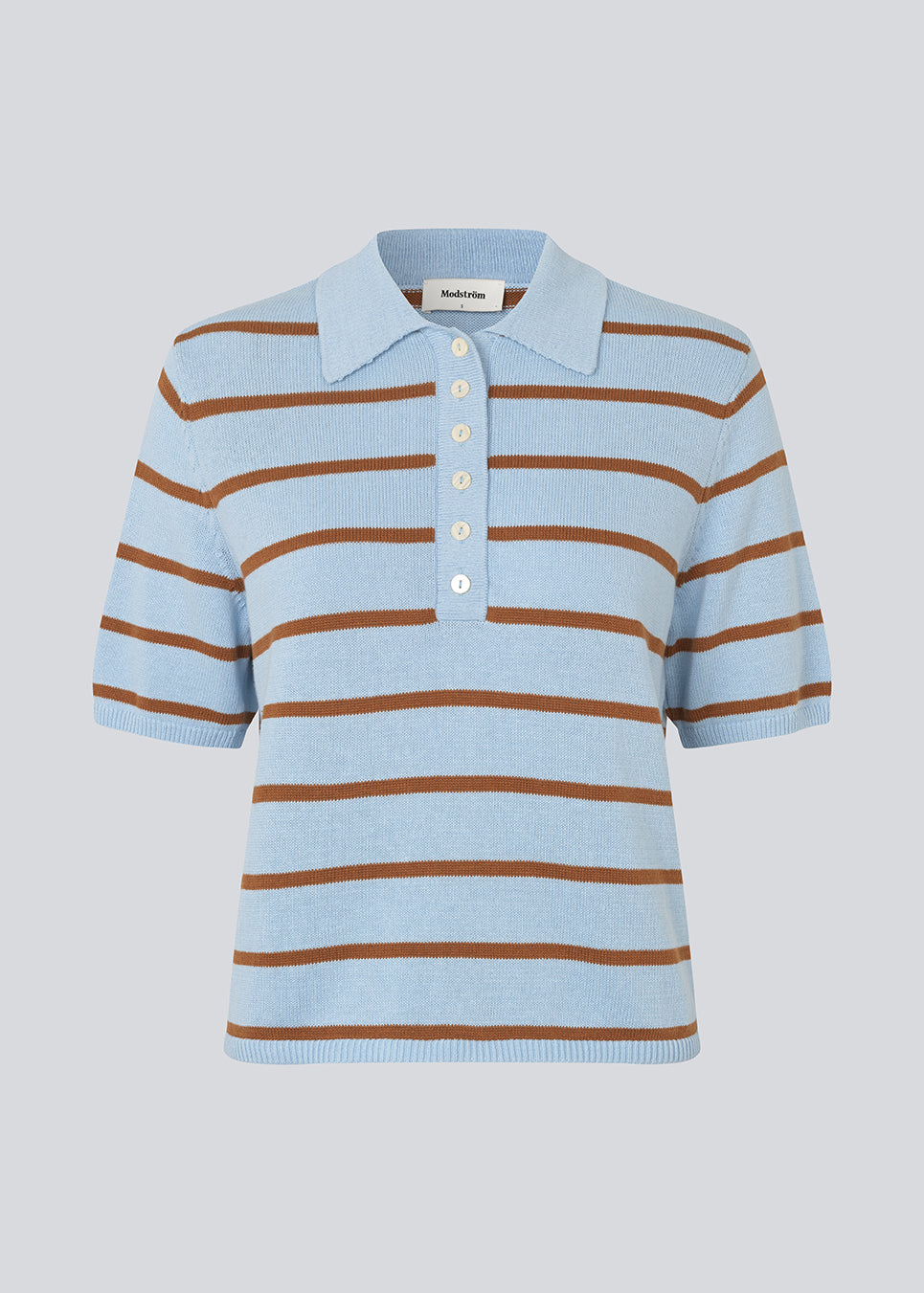 Blød strikket polo i 100% bomuld. MalvaMD SS Polo er lavet i en blød, åndbar bomuldskvalitet med kort ærme og klassisk krave med stolpelukning. Et tidløst og let stylingvenligt design, perfekt til både hverdag og weekend.