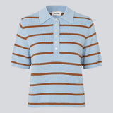 Blød strikket polo i 100% bomuld. MalvaMD SS Polo er lavet i en blød, åndbar bomuldskvalitet med kort ærme og klassisk krave med stolpelukning. Et tidløst og let stylingvenligt design, perfekt til både hverdag og weekend.