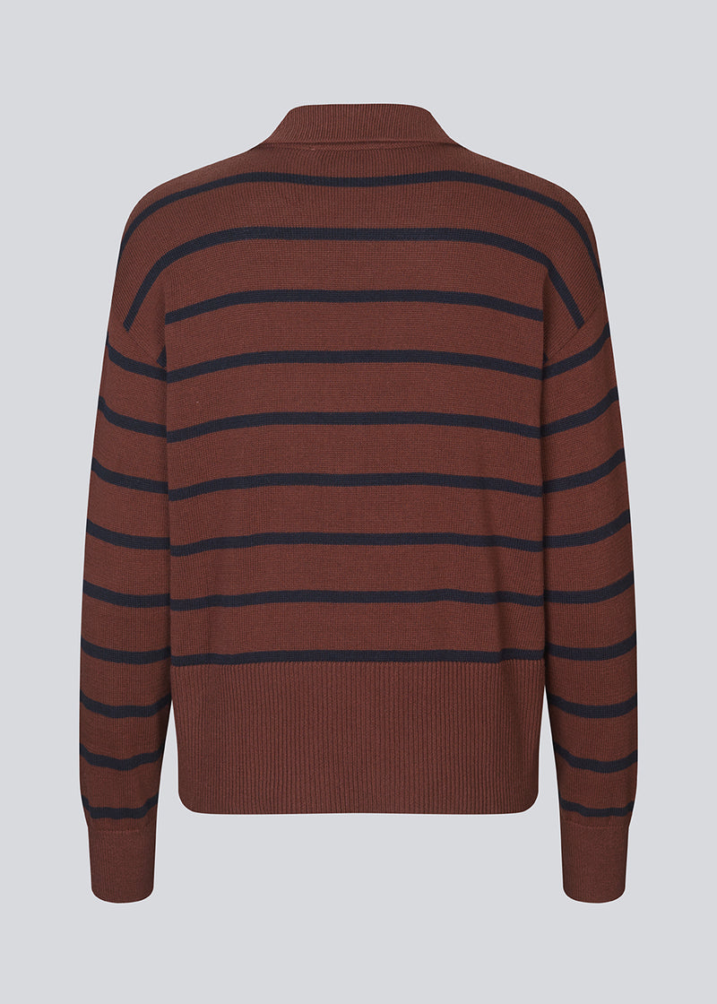 Blød strikket polo i BORDEAUX/mørkerød med sorte striber. MalvaMD stripe polo har en krave med stolpe lukning med knapper.