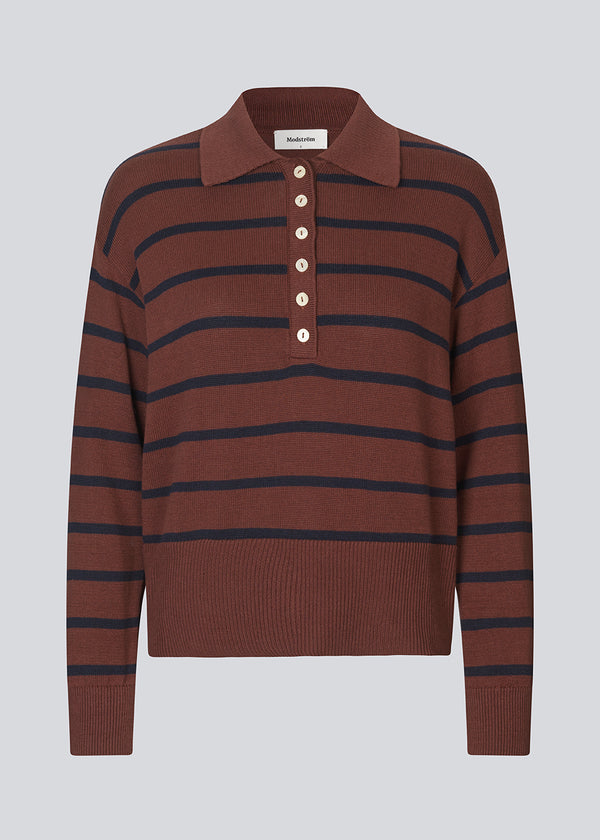 Blød strikket polo i BORDEAUX/mørkerød med sorte striber. MalvaMD stripe polo har en krave med stolpe lukning med knapper.